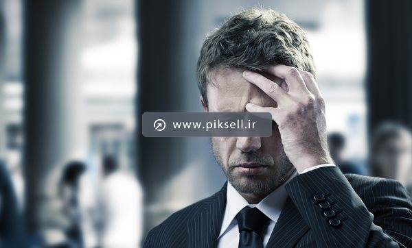 عکس با کیفیت از مرد و سردرد و سردرگم