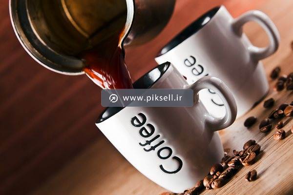 عکس با کیفیت از ریختن قهوه در فنجان