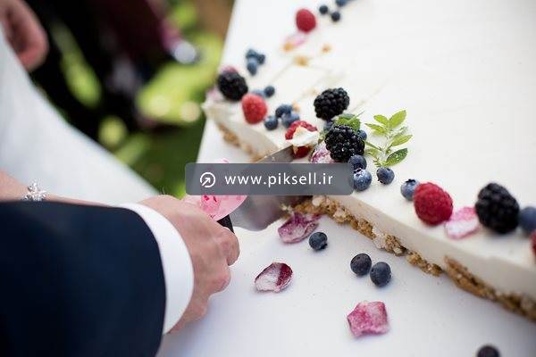 عکس با کیفیت از برش دادن کیک تولد