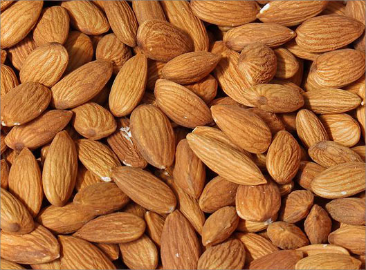 عکس با کیفیت از پس زمینه بادام های خارجی (مغز بادام)