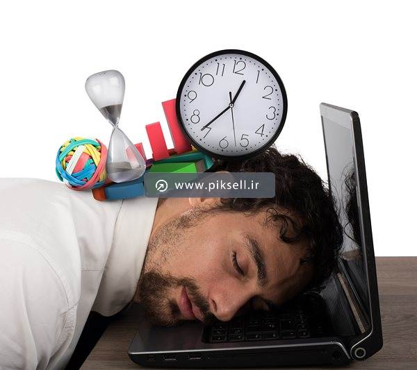 عکس با کیفیت از نیمه شب و کارمند خسته و خواب روی لپ تاپ