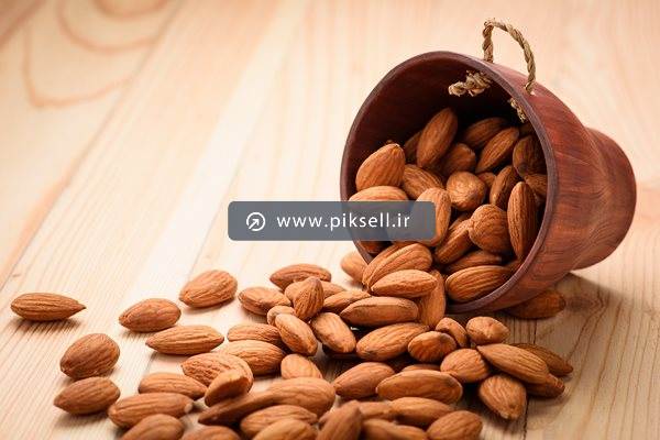 عکس با کیفیت از بادام درختی در فنجان