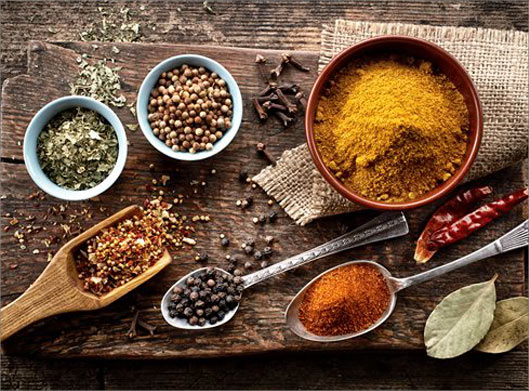 عکس با کیفیت از ادویه جات روی میز