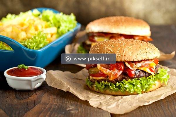 عکس با کیفیت از همبرگرها و سالاد