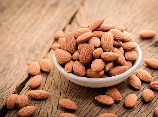 عکس با کیفیت از بادام های درختی و خواص آن