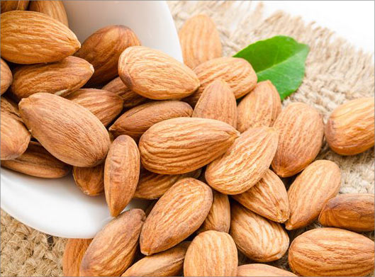 عکس با کیفیت از مغزهای بادام از نمای نزدیک