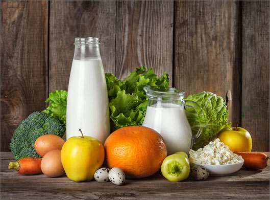 عکس با کیفیت از شیر و سبزیجات و میوه های تازه
