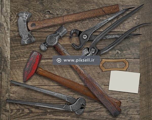 عکس با کیفیت از میز ابزار با دسته چوبی