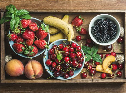 عکس با کیفیت از سینی میوه های قرمز تابستانی