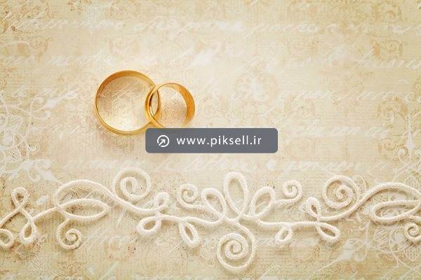 عکس با کیفیت از پس زمینه کرمی با حلقه های ازدواج
