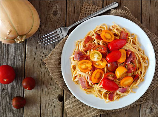 عکس با کیفیت از پاستا و گوجه فرنگی