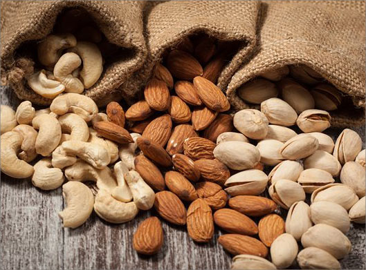 عکس با کیفیت از کیسه های مغزی جات ، بادام درختی ، بادام هندی و پسته