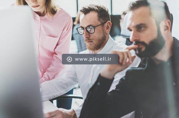 عکس با کیفیت از مشکل در آمار شرکت و تبادل نظر کارکنان