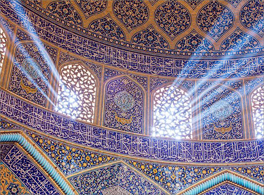 عکس با کیفیت از پرتوهای نور در مسجد شیخ لطف الله اصفهان