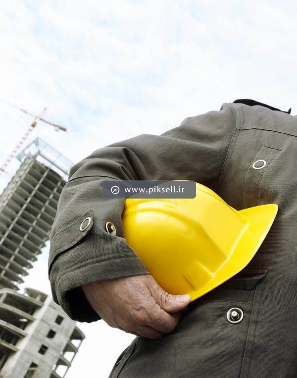 عکس با کیفیت از کارگر ساختمان با کلاه ایمنی