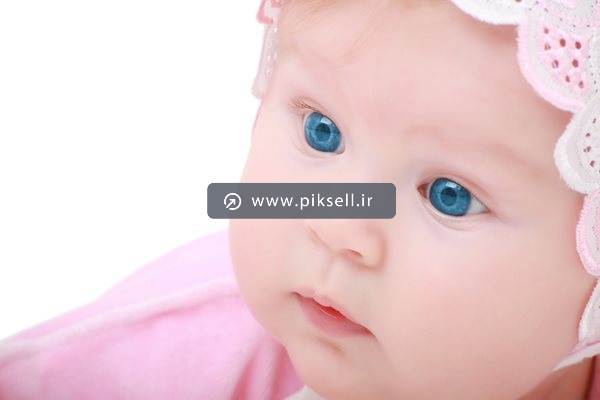 عکس با کیفیت از چهره ی نوزاد با چشم های رنگی