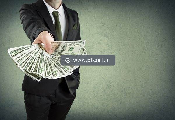 عکس با کیفیت از پس زمینه با مرد و دلارها