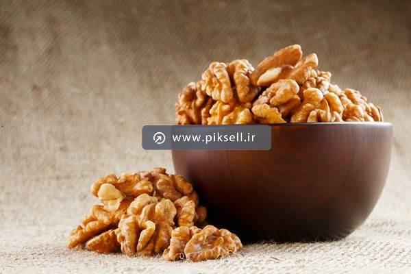 عکس با کیفیت از مغز گردو در کاسه