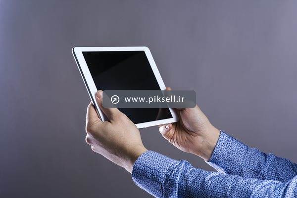 عکس با کیفیت از فیلم دیدن در تبلت و تبلت در دست