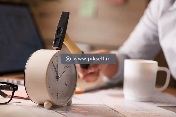 عکس با کیفیت از چکش و ساعت