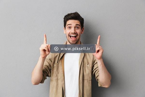 عکس با کیفیت از پسر جوان خوشحال در حال کشف