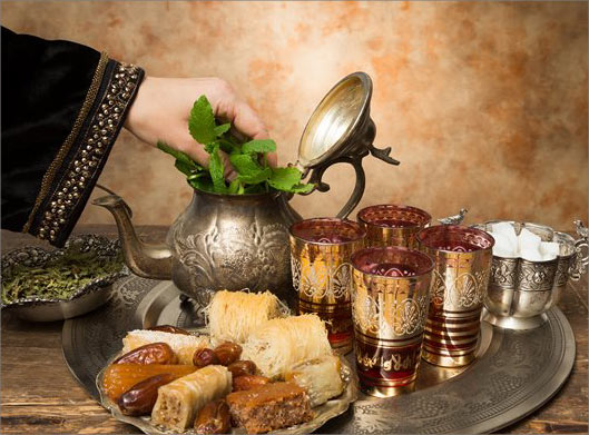 عکس با کیفیت از سینی آبجوش و باقلوا