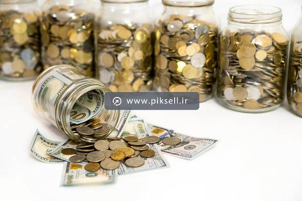 عکس با کیفیت از شیشه های پر از سکه