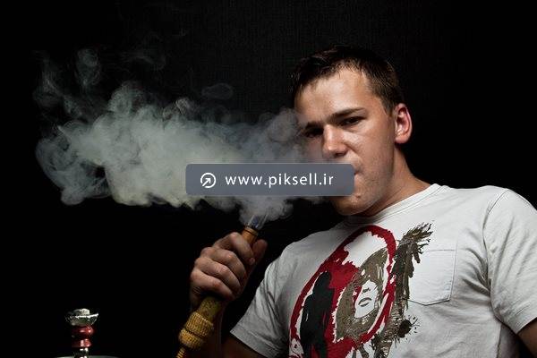 عکس با کیفیت از مرد و قلیان