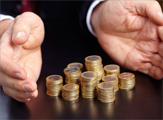 عکس با کیفیت از شمارش سکه ها و جمع آوری ثروت