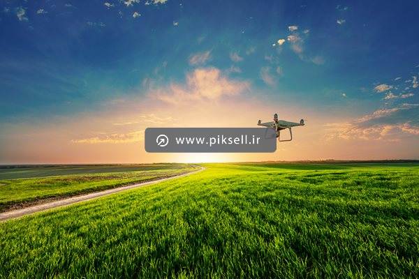 عکس با کیفیت از پهباد در دشت با مفهوم تکنولوژی در کشاورزی