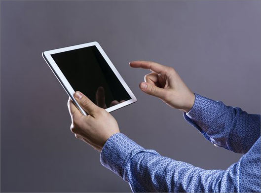 عکس با کیفیت از تبلت با مانیتور مشکی