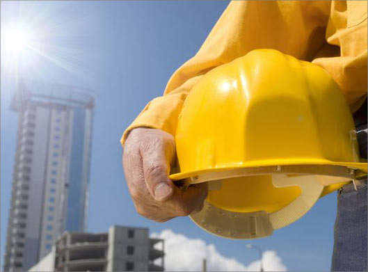 عکس با کیفیت از مهندس با پس زمینه برج ها