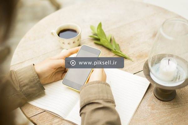 عکس با کیفیت از ادمین پیج در حال کار با گوشی