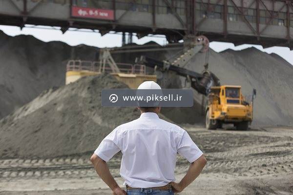 عکس با کیفیت از کار در معدن شن و کارگر معدن