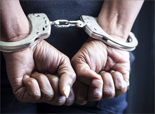 عکس با کیفیت از دستگیری مرد و دستان بسته از پشت