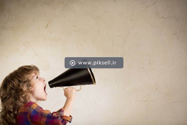 عکس با کیفیت از اطلاعیه با حاشیه ی پسر بچه