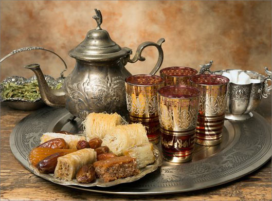 عکس با کیفیت از سینی چایی و شیرینی افطار