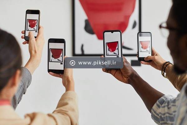 عکس با کیفیت از عکس گرفتن از تابلوی هنری در نمایشگاه