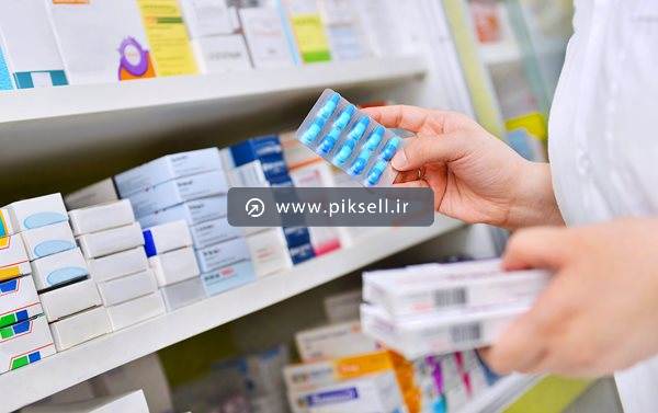 عکس با کیفیت از قفسه های داروخانه