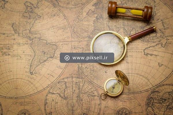 عکس با کیفیت از پس زمینه نقشه یابی ، ذره بین و قطب نما و ساعت شنی