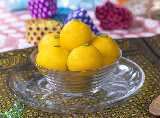 عکس با کیفیت از لیموی زرد در کاسه