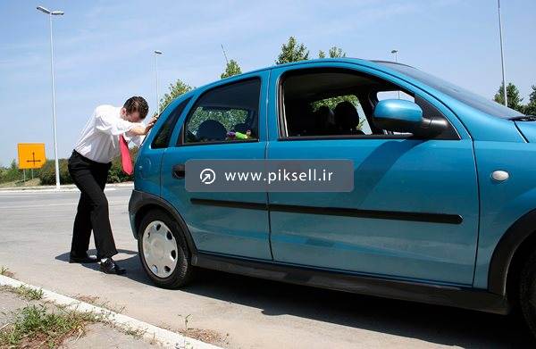 عکس با کیفیت از خراب شدن ماشین هاچ بک آبی