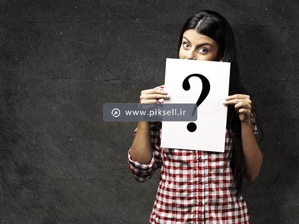 عکس با کیفیت از دختر جوان و علامت سوال