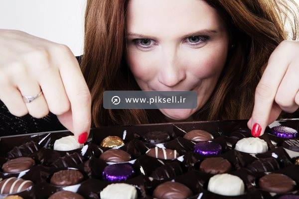 عکس با کیفیت از جعبه شکلات و زن