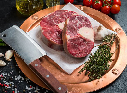 عکس با کیفیت از گوشت ران و ساتور و تخته