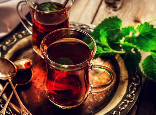عکس با کیفیت از چایی و نعنای تازه (چای عصرانه در سینی)