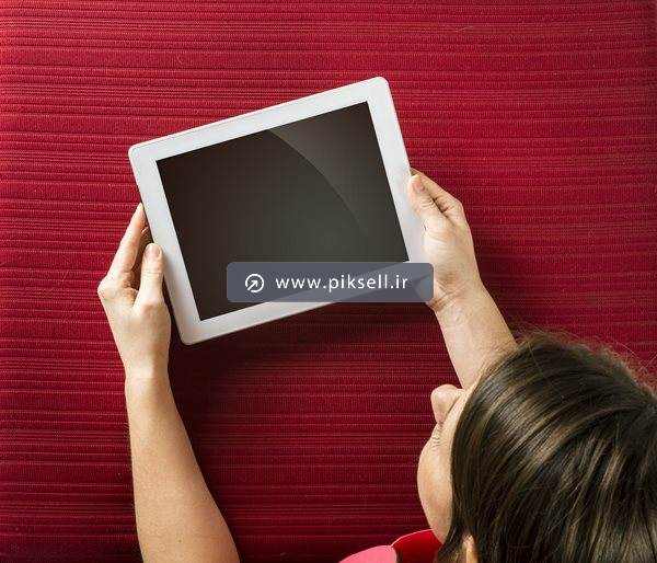 عکس با کیفیت از تبلت بدون تصویر در دست زن