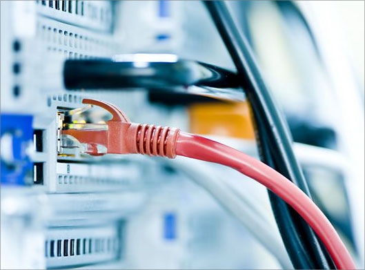 عکس با کیفیت از کابل اتصال قرمز و کابل شبکه کامپیوتری