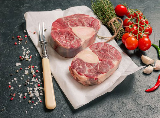 عکس با کیفیت از تکه های گوشت خام و گوجه