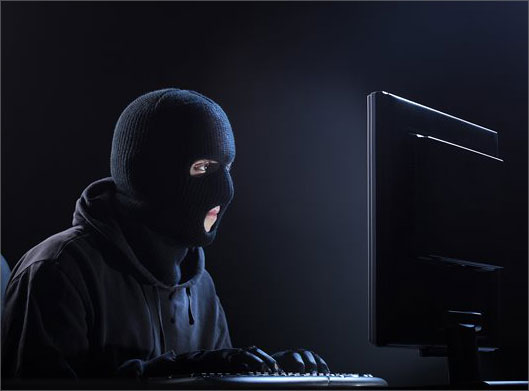 عکس با کیفیت از هکر پشت سیستم در حال هک کردن